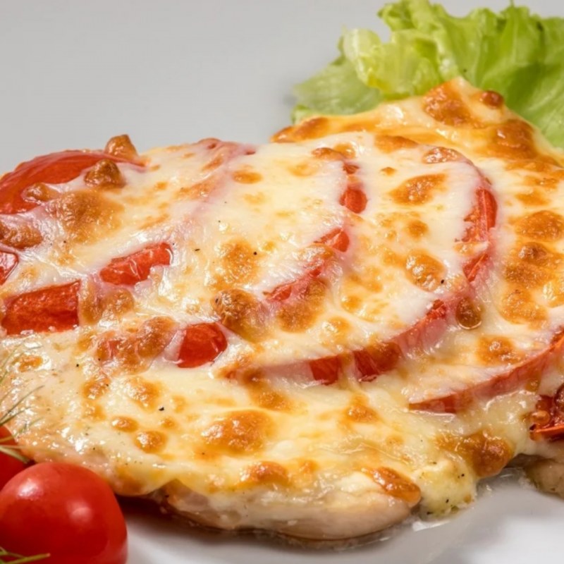 Куриное филе запеченное с помидорами и сыром