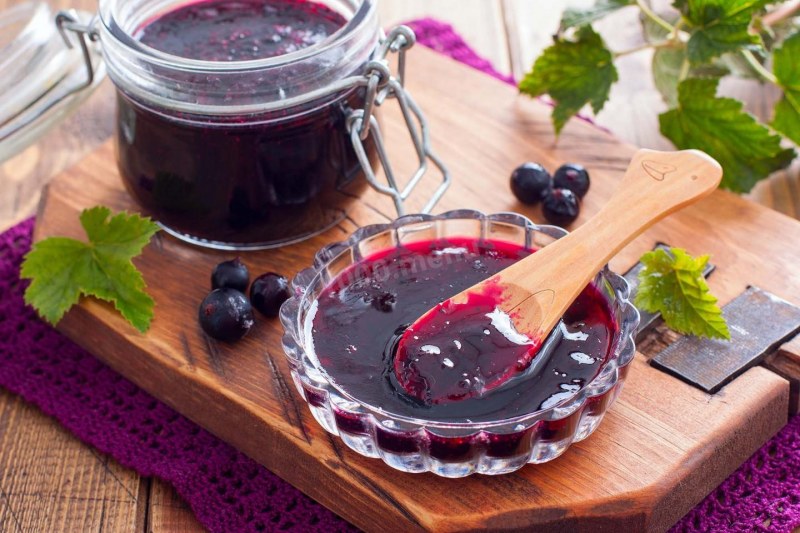 Баночки с смородиновым вареньем