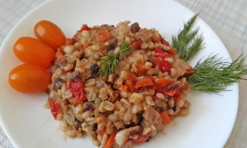 Перловка с овощами и курицей в духовке
