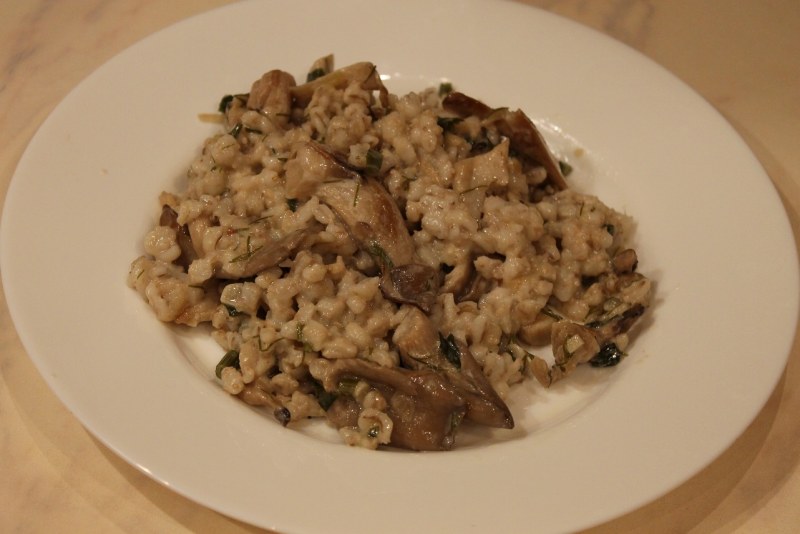 Перловая каша с грибами и луком и морковью