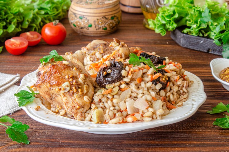 Перловка с курицей на сковороде
