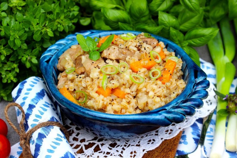 Перловая каша с луком и морковью