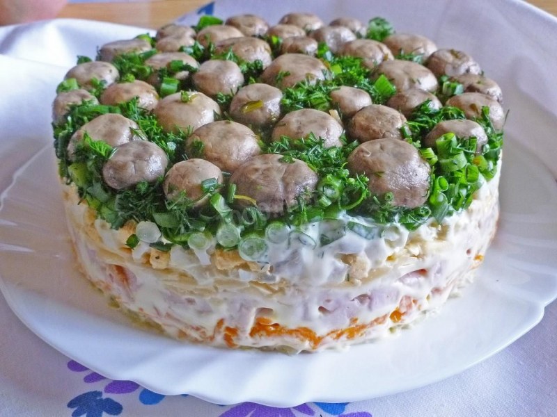 Салат Лесная Полянка с опятами