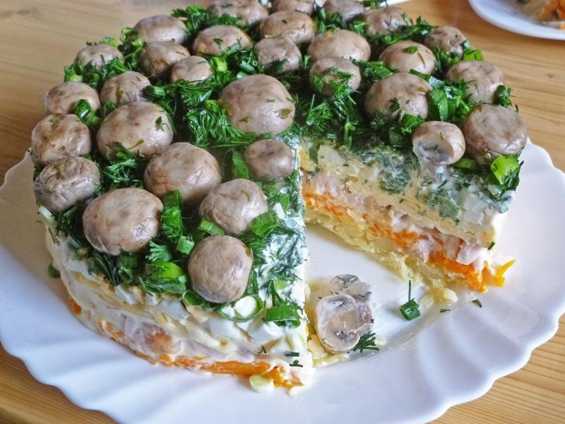 Салат смариноваными опятами