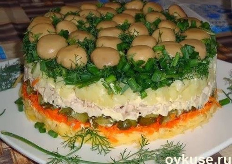 Салат Полянка с шампиньонами с луком