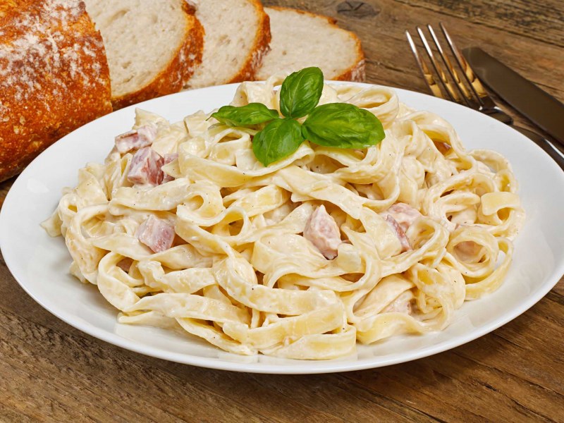Паста карбонара с беконом и сливками