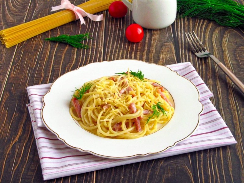Феттучини с ветчиной и грибами