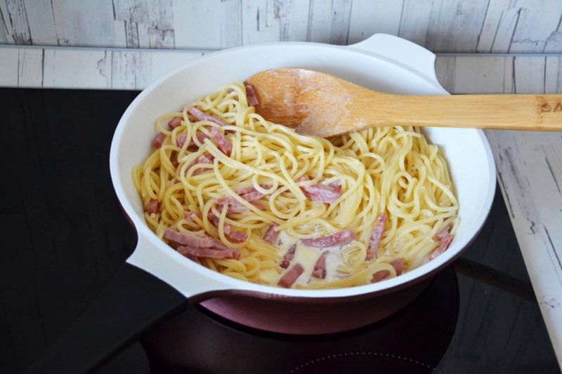 Паста с горошком и ветчиной