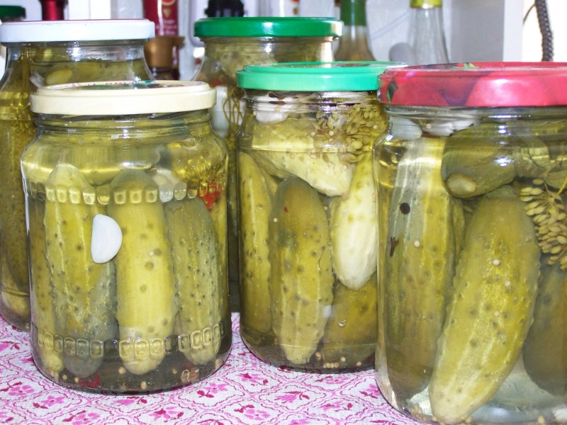 Банки с огурцами под капроновой крышкой