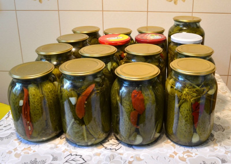 Огурцы квашенные в банках