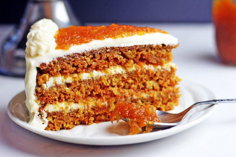 Морковный пирог с грецкими орехами с медом без сахара