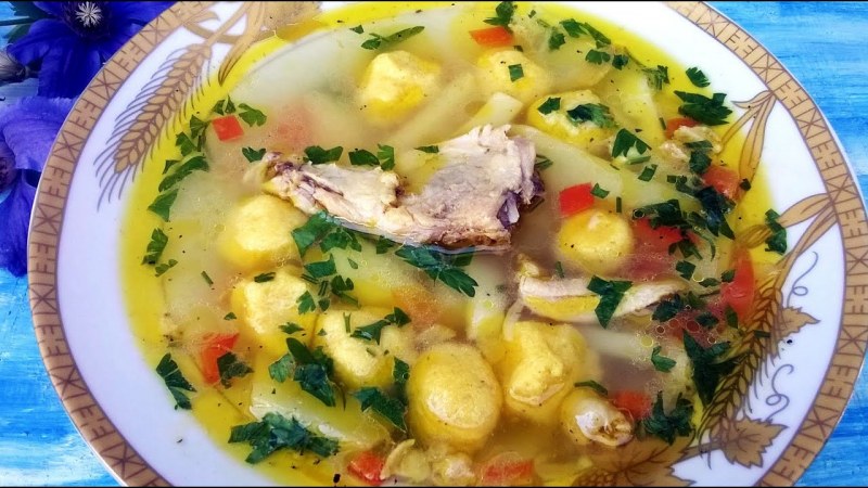 Суп с сырными клецками на курином бульоне