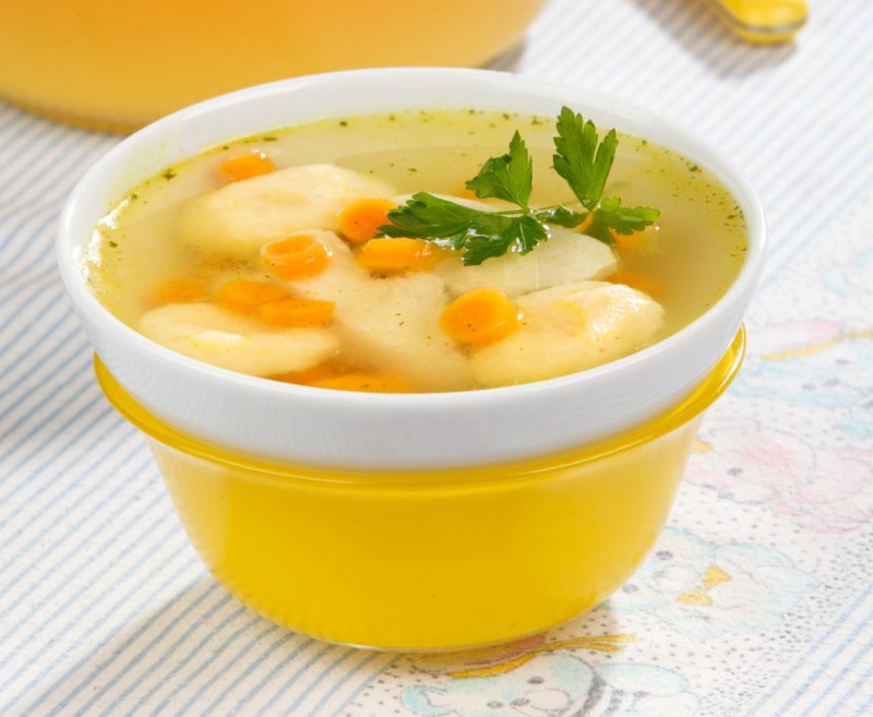 Куриный бульон с клецками