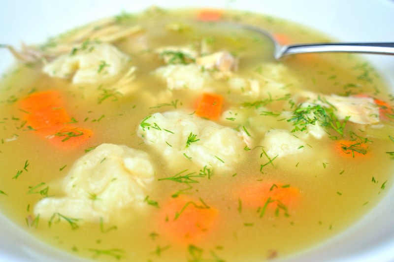 Куриный бульон с манными клецками