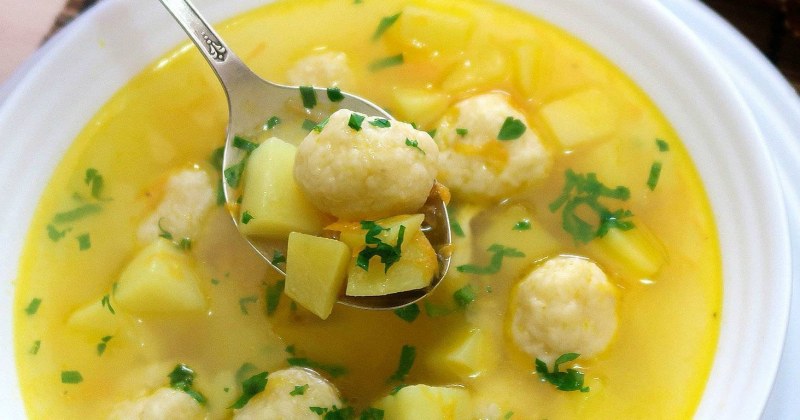 Суп с галушками на курином бульоне