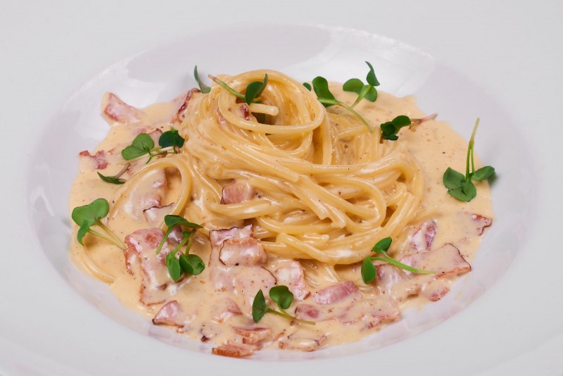 Паста карбонара с курицей и грибами