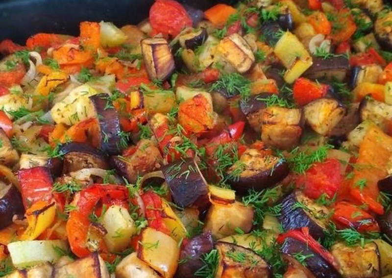 Салат с баклажанами и помидорами и кинзой