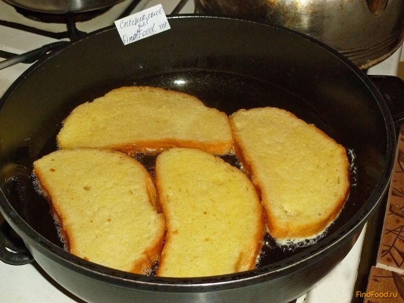 Гренки с яйцом и молоком на сковороде