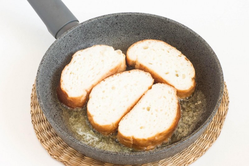 Сковородка с гренками