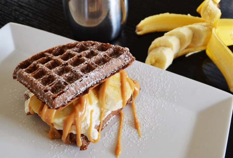 День овсяных вафель с орехами (National Oatmeal nut Waffles Day) – США