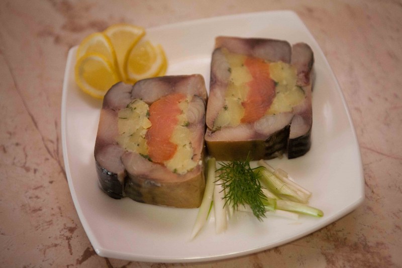 Рыбные рулеты копченые