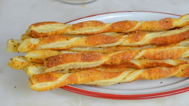 Хлебные палочки гриссини с кунжутом