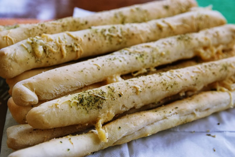 Сырные палочки слоеные