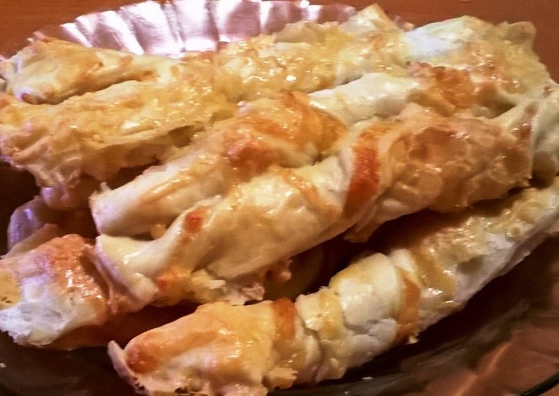 Сырные палочки слоеные