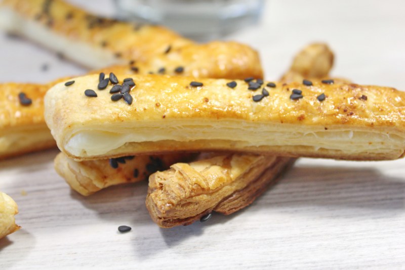 Слоеные палочки с сыром