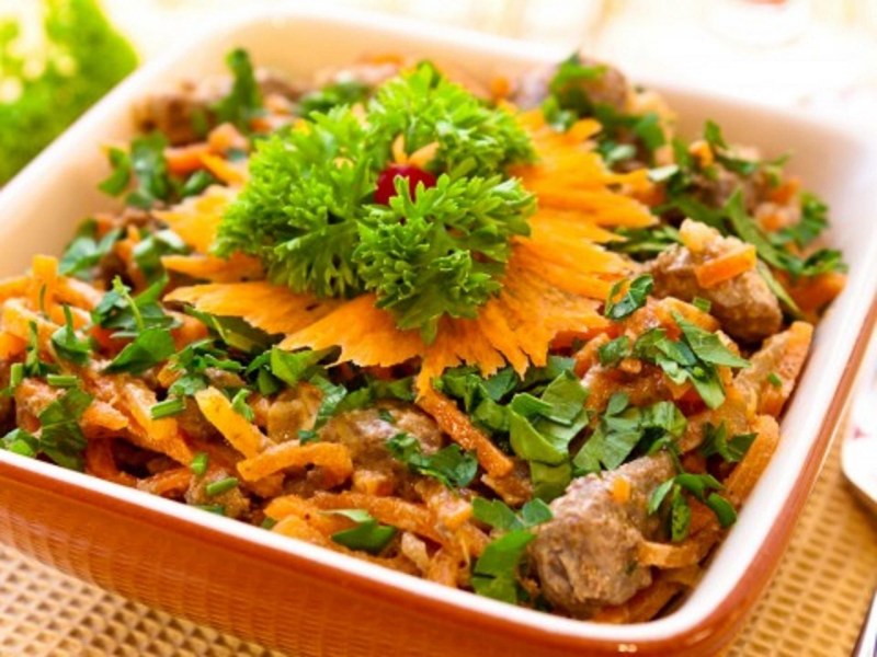 Салат Обжорка с курицей и солеными огурцами
