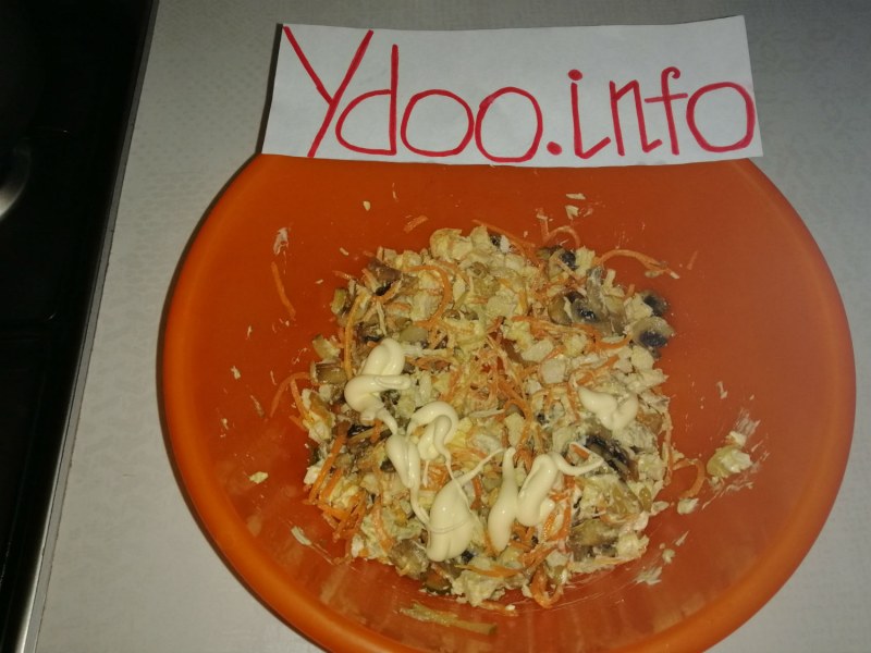 Салат с копченой колбасой и морковью