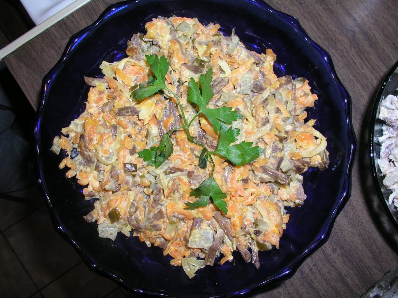 Салат Обжорка с говядиной и солеными огурцами