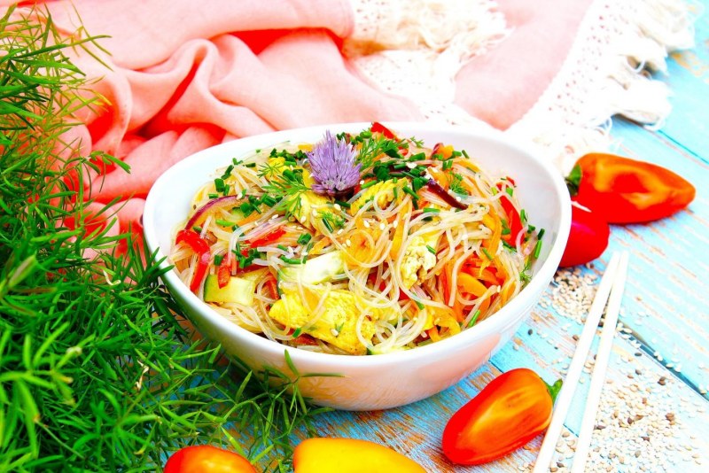 Салат фунчоза с мясом и овощами