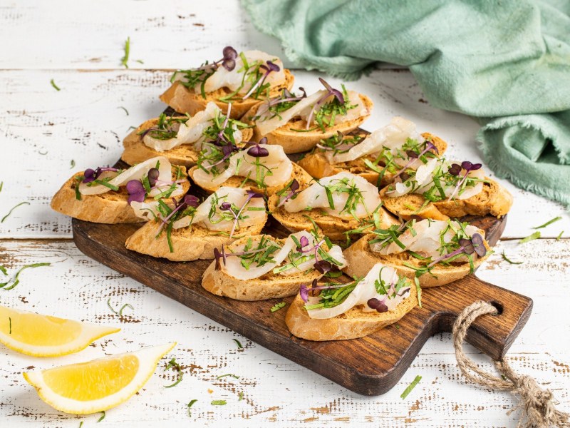 Брускетта с копченой скумбрией