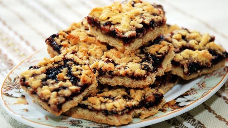 Пирог с брусникой и сметаной