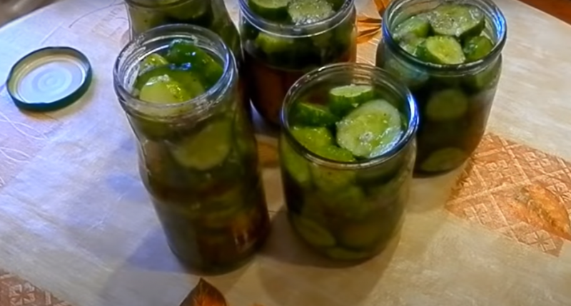 Салат с огурцами