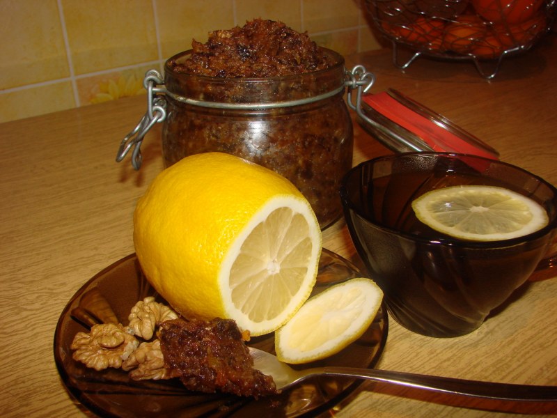 Мед с орехами и лимоном