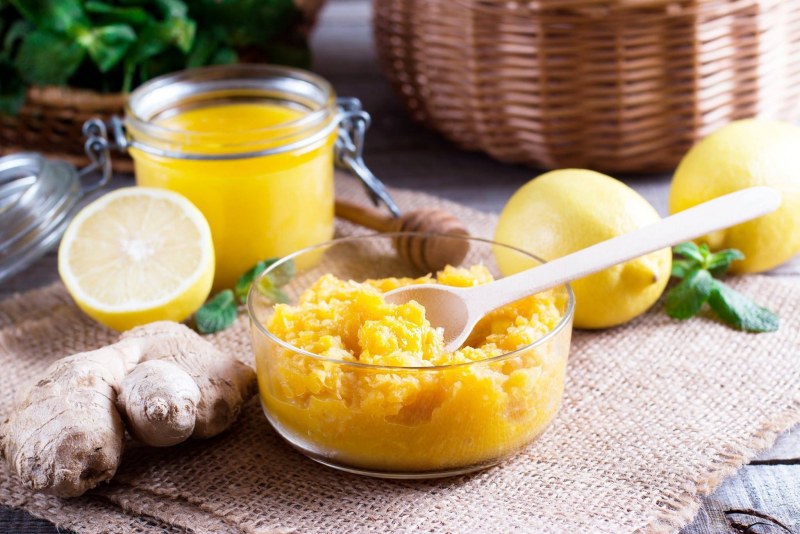 Мед с орешками и сухофруктами