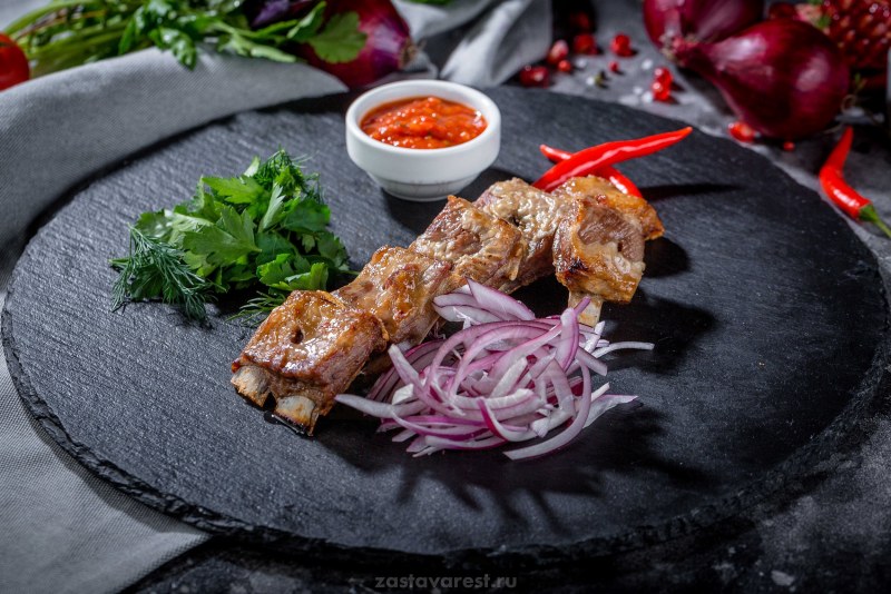Бараньи ребрышки на белом фоне