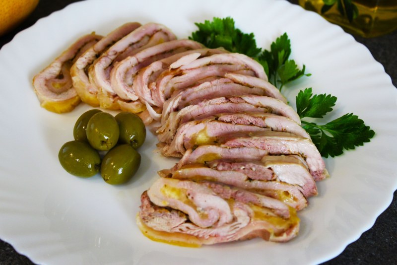 Рулет куриный на стол