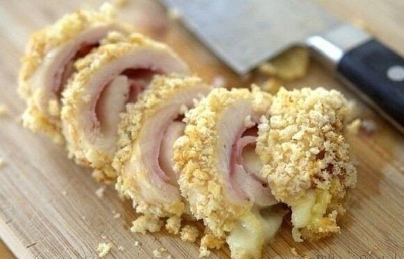 Рулет из курицы с ветчиной и сыром