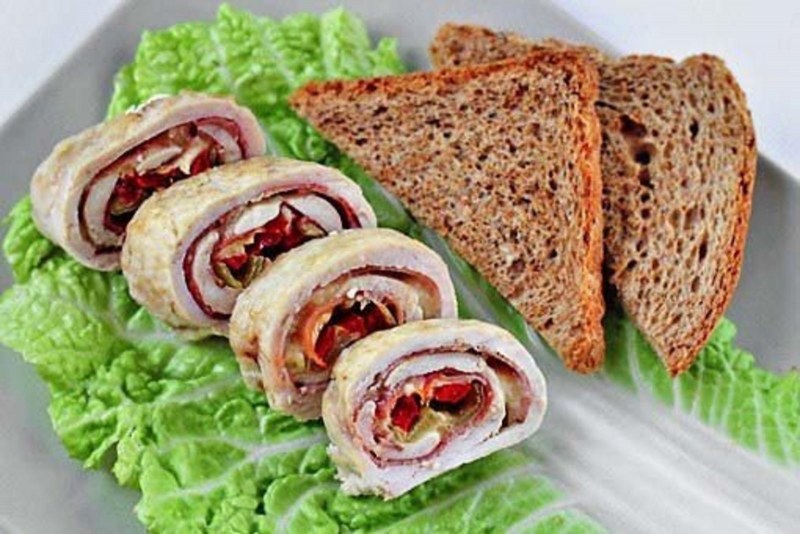 Куриный рулет с ветчиной