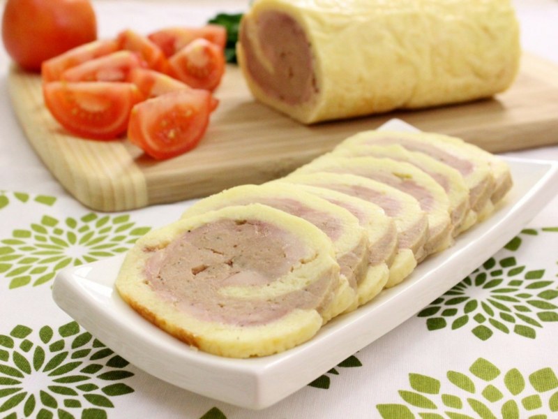Куриный рулет с яйцом