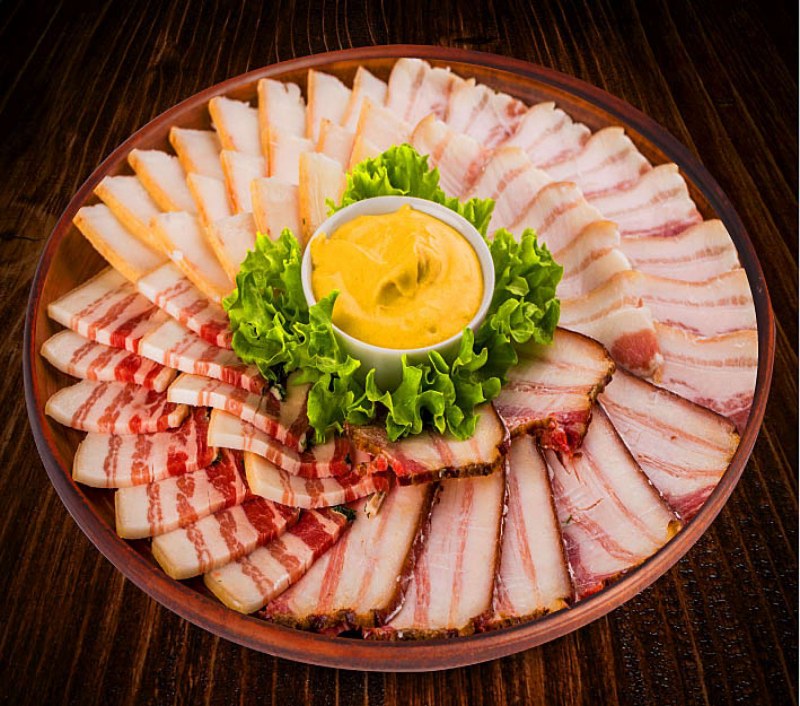 Красивая мясная нарезка