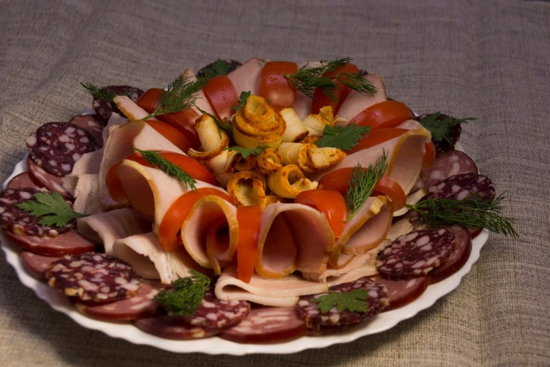 Сервировка колбасы и сыра