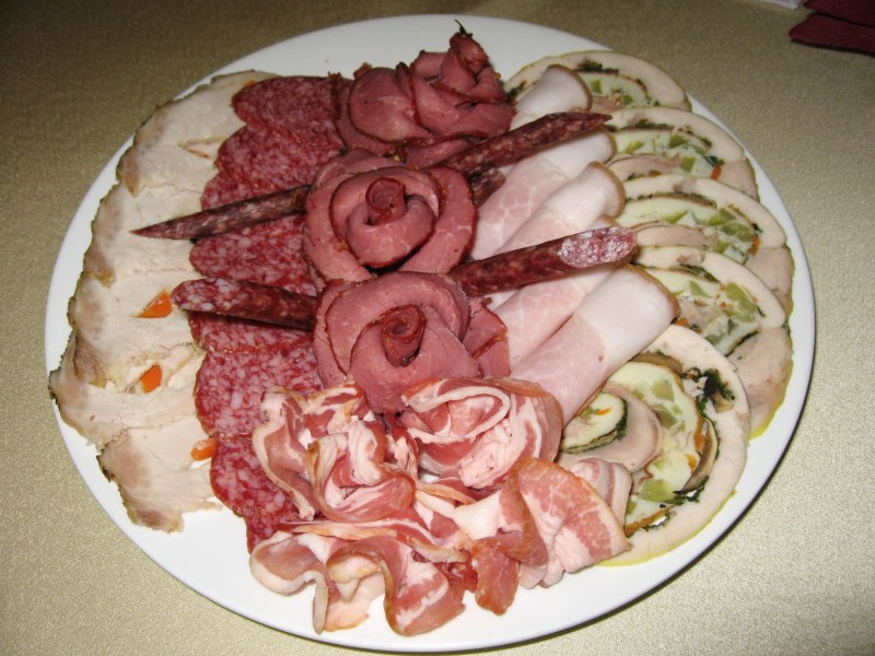 Праздничная нарезка мясная тарелка