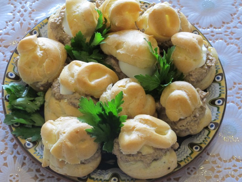 Профитроли с лососем и сливочным сыром