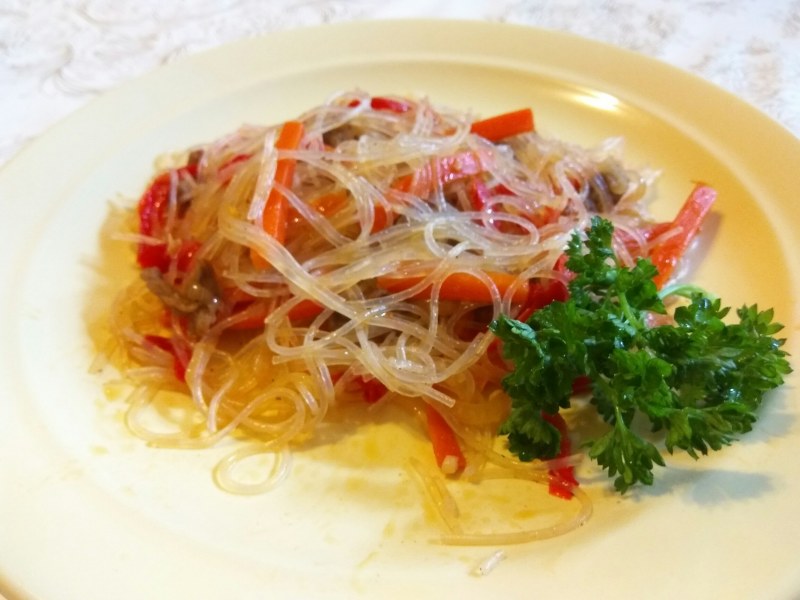 Фунчоза с говядиной и овощами