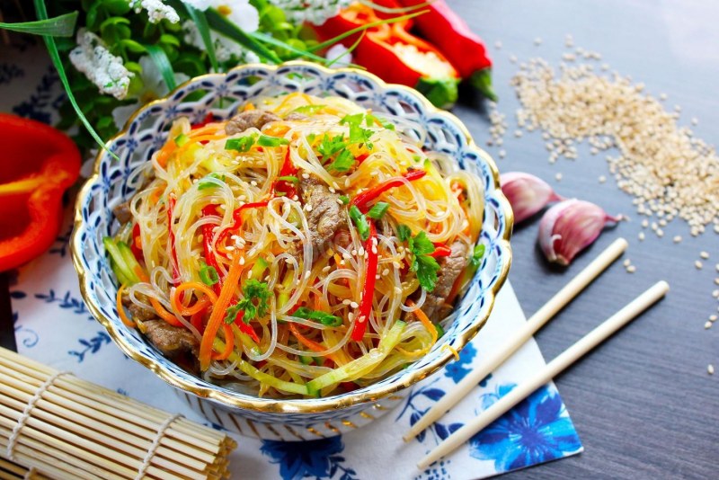 Фунчоза с говядиной и овощами