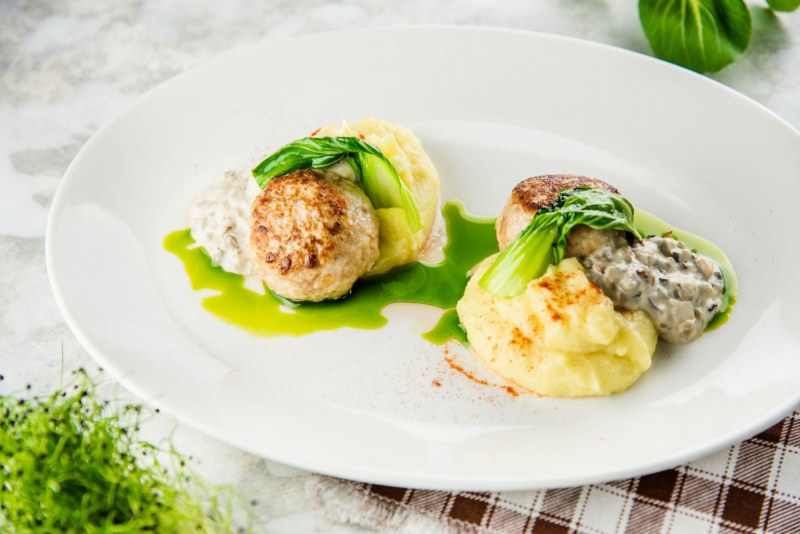 Аранчини из индейки с картофельным пюре и грибным соусом